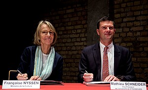 Françoise Nyssen et Mathieu Schneider signant la convention d'accord