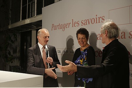 Poignée de main entre Alain Beretz et Michel Deneken qui lui a succédé à la tête de l'université en tant que président par intérim