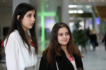 Lucie Menna-Guettaa (étudiante en première année à l’IEP) et sa filleule Sarah Okrich (lycée Lambert de Mulhouse) représentent la Libye.