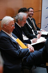 Jean-Marie Lehn, Alain Beretz, Gaelle Bujan (déléguée régionale du CNRS) et Jean-Marc Planeix (doyen de la faculté de chimie)