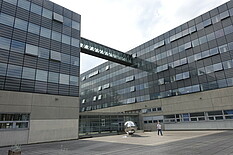 la passerelle horizontale entre les deux bâtiments donne son nom au Portique - Crédit photo : Catherine Schroder / Université de Strasbourg