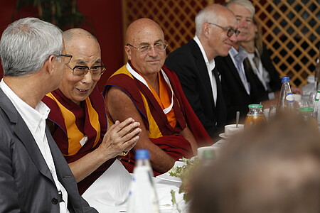 Le Dalaï-Lama déjeune en petit comité, accompagné de son traducteur, Matthieu Ricard.