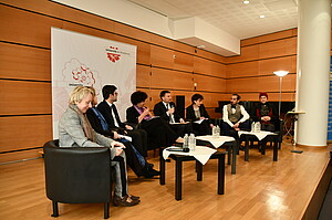 Lors de la table-ronde réunissant étudiants en  exil et acteurs de l'accueil dans l'enseignement  supérieur à Strasbourg autour de la ministre.