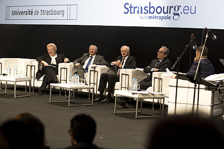 La soirée a débuté par un échange sur le thème « management et gouvernance du territoire » entre Catherine Trautmann (vice-présidente de l’Eurométropole), Jean-Luc Heimburger (président de la CCI), Michel Deneken (président de l’Université de Strasbourg) et Roland Ries (maire de Strasbourg).