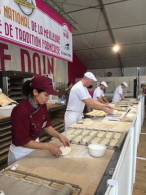 Mei en plein travail lors de la finale du concours de la meilleure baguette de pain de tradition française, en mai dernier.