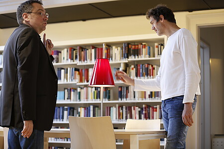 Benoît Tock, doyen de la Faculté des sciences historiques (à droite), se réjouit de l’ouverture de cette nouvelle bibliothèque, qui offre « un fonctionnement unifié, plus lisible » à ses usagers.