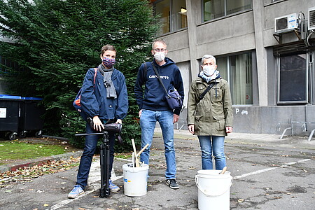 Les bénévoles ont fini le nettoyage du nichoir des faucons pèlerins de la Tour de chimie. 