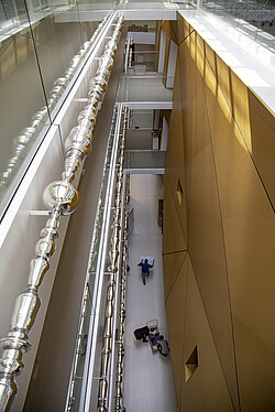 L’œuvre en verre souligne trois coursives du hall. (© C.Schröder/Unistra)