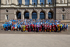 Une partie des 459 doctorants devant le Palais universitaire de l’Université de Strasbourg © Nicolas Busser