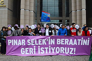 Les soutiens à Pinar Selek devant le tribunal d'Istanbul, notamment Mathieu Schneider, vice-président Sciences en société, et Tommy Veyrat, étudiant et membre du comité de soutien à Pinar Selek, vendredi 3 octobre 2014