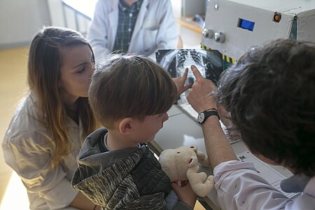 Les enfants sont familiarisés avec un matériel parfois inconnu, comme le stéthoscope, l’imagerie médicale… Photo © Catherine Schröder - Unistra