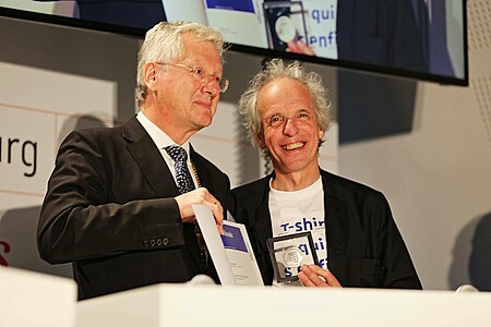 Hans-Jochen Schiewer, recteur de l'Université de Freiburg a remis à Alain Beretz la médaille honorifique de son université