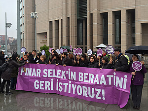 Le comité de soutien devant le tribunal d'Istanbul