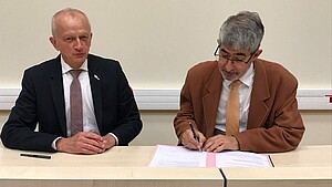 Michel Deneken, président de l'Université de Strasbourg et Gilles Bloch, PDG de l'Inserm lors de la signature de convention
