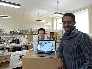 Rose-Marie Arbogast et Samba Soussoko présentent l'application ''Vertébrés'', dans les locaux de l'ostéothèque du Musée zoologique.