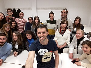Nicolas Besson en compagnie de certains de ses élèves de l’école de langues en Espagne.