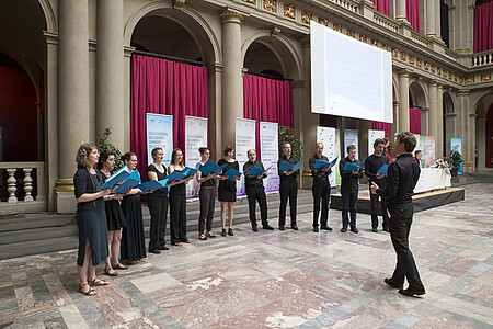 Les intermèdes musicaux étaient interprétés par l’Ensemble vocal universitaire de Strasbourg.