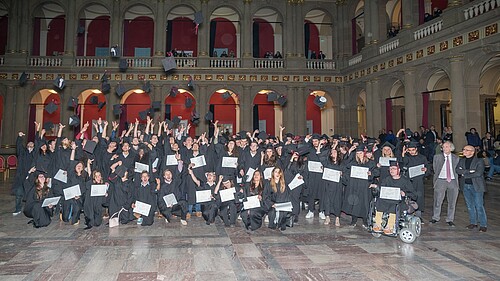 Les étudiants fraîchement diplômés célèbrent comme il se doit dans l'aula du Palais universitaire - Photo © Laurent Godoy