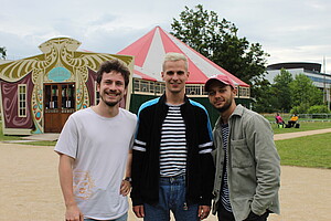 Arthur Tusseau (comédien), Julien Francfort (metteur en scène) et Dylan Roncin (comédien) devant le Magic Mirror au festival Démostratif 
