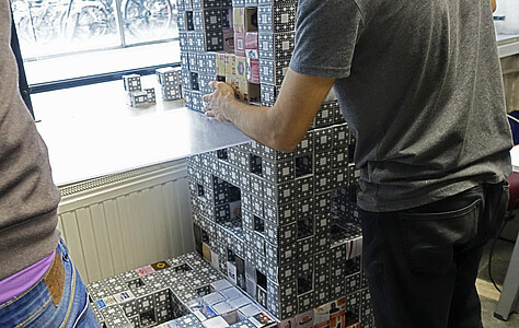 Les blocs sont ensuite assemblés pour former un plus grand cube.