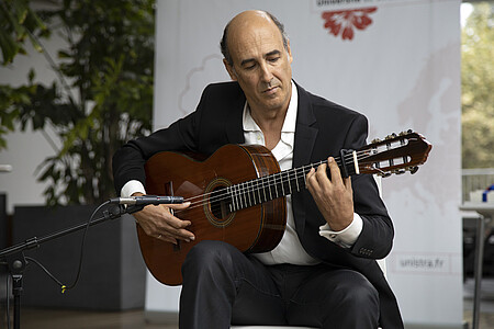 La cérémonie a été ponctuée d'intermèdes musicaux de Mariano Martin, à la guitare flamenco.