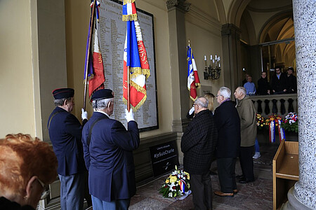 Recueillement devant la plaque commémorative aux membres de l’Université de Strasbourg victimes de la Seconde Guerre mondiale.