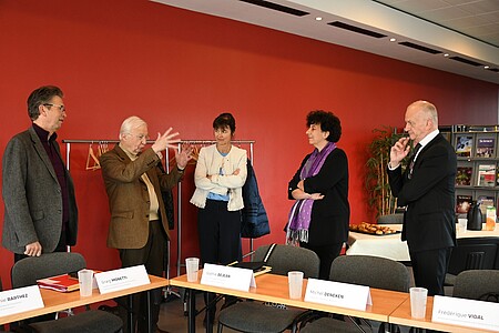 La visite a débuté par une rencontre avec Jean-Marie Lehn et Thomas Ebbesen, en présence de la rectrice de l'académie de Strasbourg et chancelière des universités d'Alsace, Sophie Béjean (au centre).