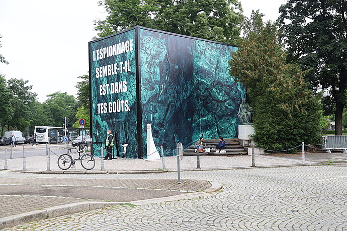 La statue de Goethe, recouverte par un cube gigantesque, place de l’Université.  Réalisée par l’artiste Stéphanie-Lucie Mathern, à l’intérieur se cache l’œuvre "Tombeau pour le romantisme allemand".