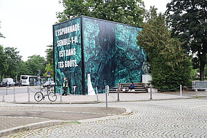 Qu'est-ce qui se cache dans le cube recouvrant la statue de Goethe, rue de l'Université ? Réponse jusqu'au dimanche 13 juin... Crédit photo : Catherine Schroder