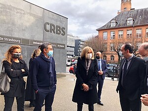 Brigitte Macron, présidente de la Fondation des Hôpitaux accueilli par Jean Sibilia, vice-président Politique hospitalo-universitaire et territoriale en santé de l’Unistra et Michaël Galy, directeur général des HUS. 