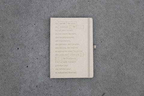 Carnet beige avec une couverture rigide en matière recyclée (10,00 € HT / 12,00 € TTC)