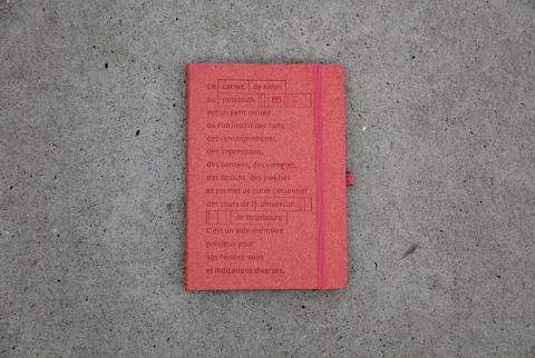Carnet rouge avec une couverture rigide en matière recyclée (10,00 € HT / 12,00 € TTC)